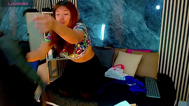 Isalombardi online show from November 2025 02:45:02 AM