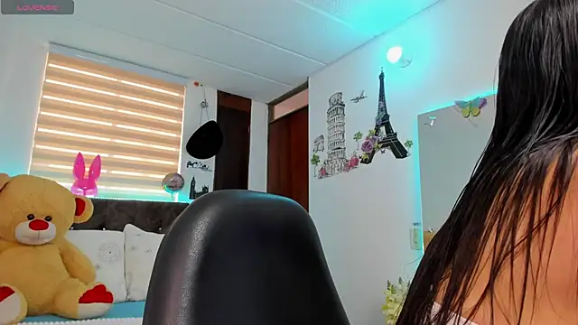 Snapshot of Luxxur69 chatting on April 2026 05:05:02 PM Luxxur69 online show from April 2026 05:05:02 PM