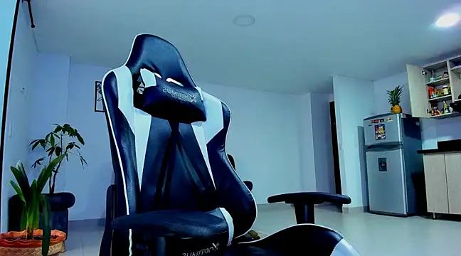 Snapshot of alexander_collin02 chatting on February 2025 12:44:01 PM alexander collin02 online show from February 2025 12:44:01 PM