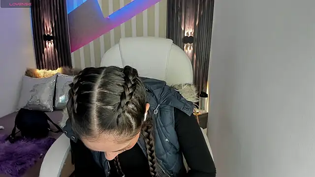 Snapshot of emily_layton chatting on February 2025 02:26:01 PM emily layton online show from February 2025 02:26:01 PM