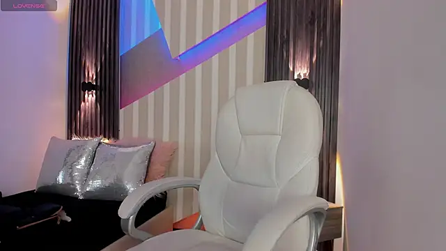 Snapshot of emily_layton chatting on February 2025 02:32:01 PM emily layton online show from February 2025 02:32:01 PM