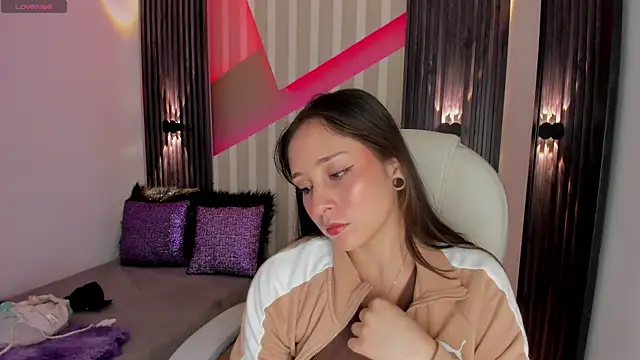 Snapshot of emily_layton chatting on March 2025 02:45:02 PM emily layton online show from March 2025 02:45:02 PM