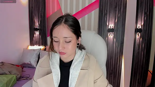 Snapshot of emily_layton chatting on March 2025 01:08:01 PM emily layton online show from March 2025 01:08:01 PM