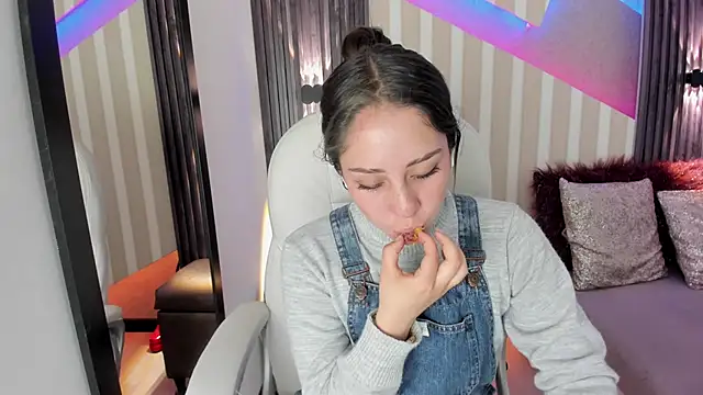 Snapshot of emily_layton chatting on September 2025 02:31:02 PM emily layton online show from September 2025 02:31:02 PM