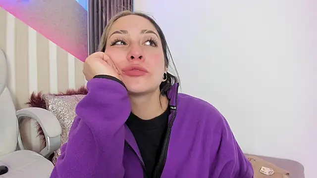 Snapshot of emily_layton chatting on October 2025 01:39:02 PM emily layton online show from October 2025 01:39:02 PM