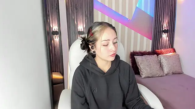 Snapshot of emily_layton chatting on October 2025 02:35:02 PM emily layton online show from October 2025 02:35:02 PM