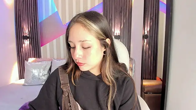 Snapshot of emily_layton chatting on October 2025 02:36:02 PM emily layton online show from October 2025 02:36:02 PM