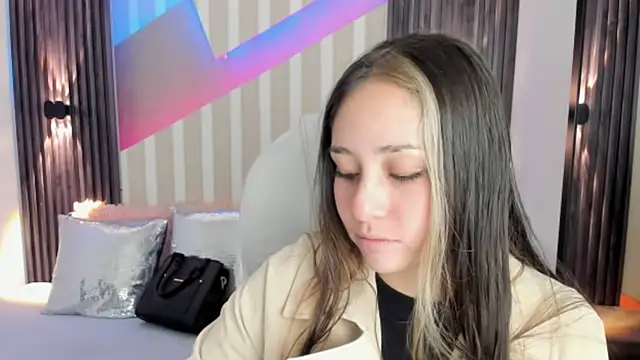 Snapshot of emily_layton chatting on October 2025 02:39:02 PM emily layton online show from October 2025 02:39:02 PM