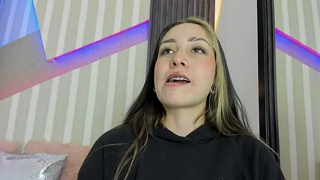 Snapshot of emily_layton chatting on October 2025 04:40:02 PM emily layton online show from October 2025 04:40:02 PM