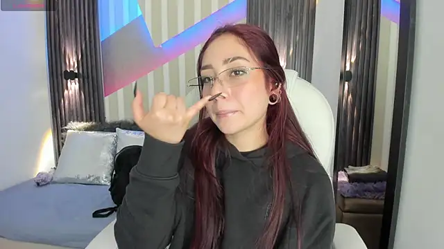 Snapshot of emily_layton chatting on November 2025 04:10:02 PM emily layton online show from November 2025 04:10:02 PM