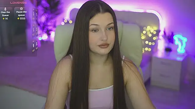 Snapshot of OneLaya chatting on September 2025 07:30:01 AM OneLaya online show from September 2025 07:30:01 AM