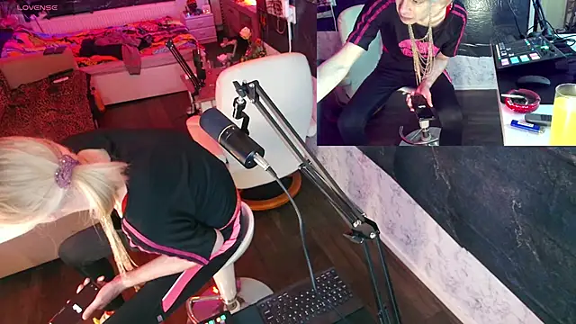 Snapshot of Doggyray44 chatting on December 2024 04:25:02 PM Doggyray44 online show from December 2024 04:25:02 PM