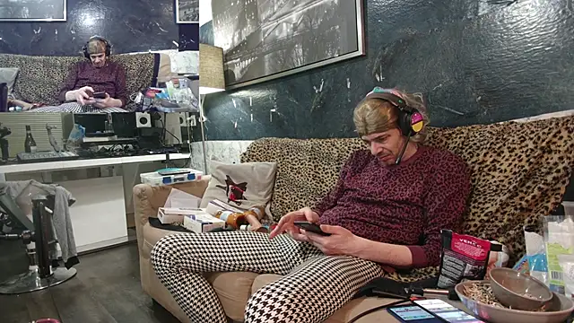 Snapshot of Doggyray44 chatting on February 2025 11:30:01 PM Doggyray44 online show from February 2025 11:30:01 PM