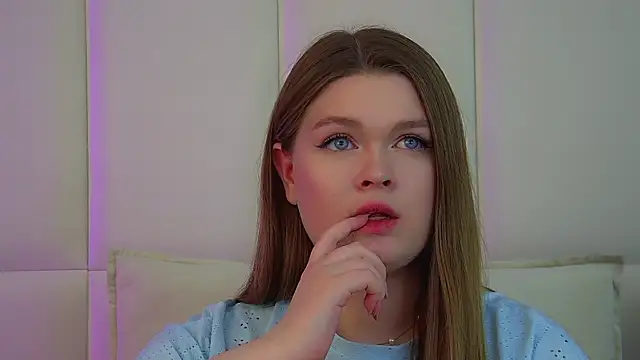 Snapshot of CrystalLyons chatting on March 2026 06:19:01 AM CrystalLyons online show from March 2026 06:19:01 AM