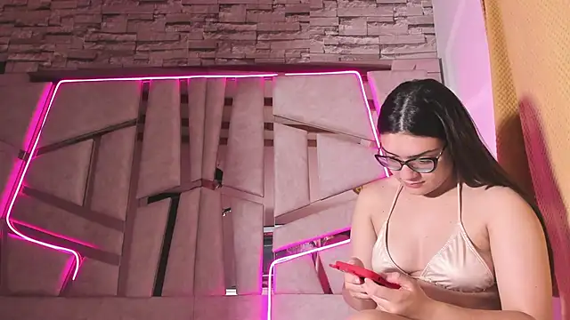 Snapshot of mia_and_austin chatting on November 2025 11:43:02 PM mia and austin online show from November 2025 11:43:02 PM