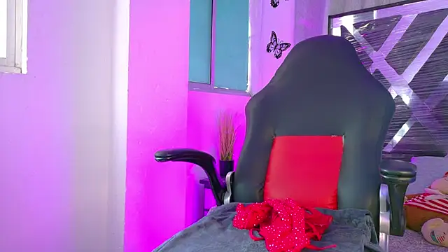 Snapshot of meggan_77 chatting on April 2026 08:04:01 PM meggan 77 online show from April 2026 08:04:01 PM