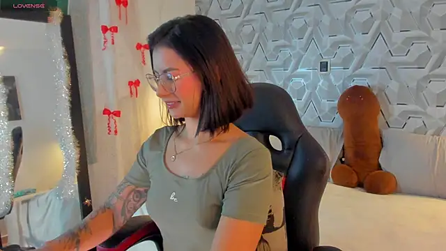 Snapshot of Sophiee_Hill chatting on April 2026 07:13:02 AM Sophiee Hill online show from April 2026 07:13:02 AM