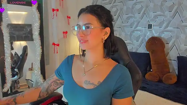 Snapshot of Sophiee_Hill chatting on April 2026 08:42:02 AM Sophiee Hill online show from April 2026 08:42:02 AM