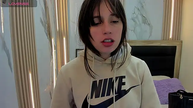 MAGNOLEROY online show from November 2025 12:45:02 PM