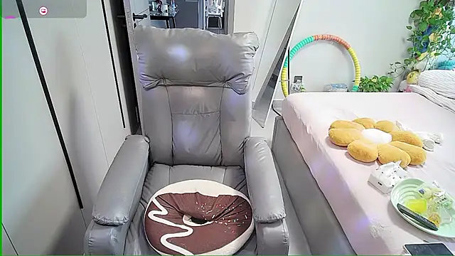 Snapshot of Xiaoyu-G chatting on September 2025 01:06:02 AM Xiaoyu-G online show from September 2025 01:06:02 AM