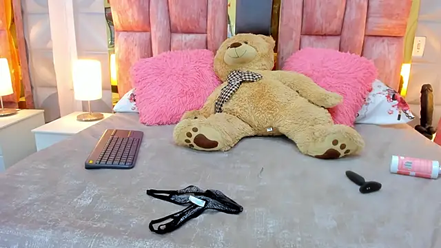 valentinasu1 online show from March 2025 04:40:02 PM