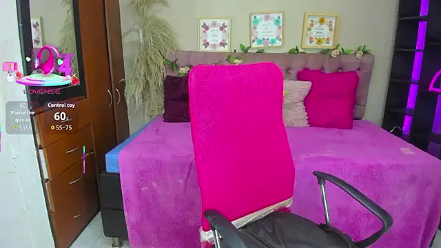 Snapshot of Lia_Keen chatting on November 2025 08:09:01 PM Lia Keen online show from November 2025 08:09:01 PM