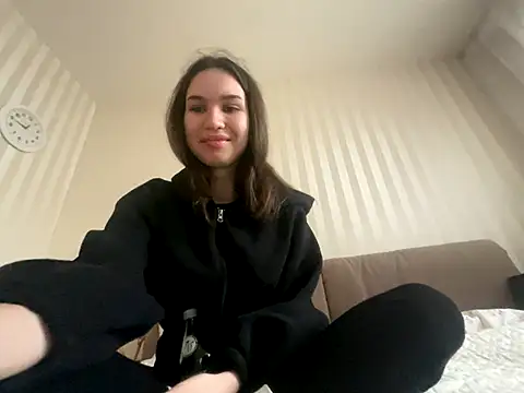 Roxie Mils online show from November 2025 09:47:02 AM