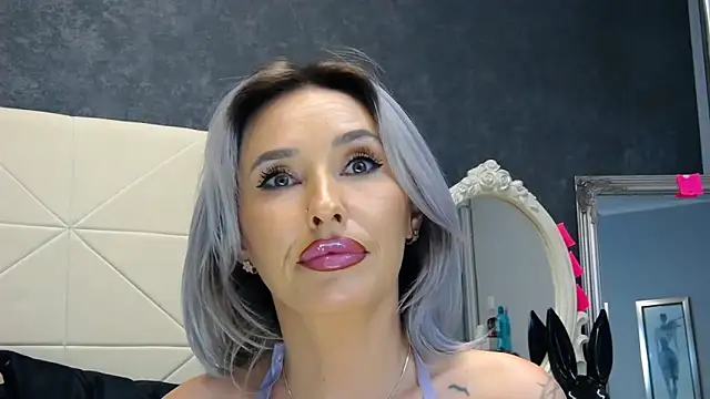 Snapshot of IssaSmith chatting on January 2025 02:25:01 PM IssaSmith online show from January 2025 02:25:01 PM