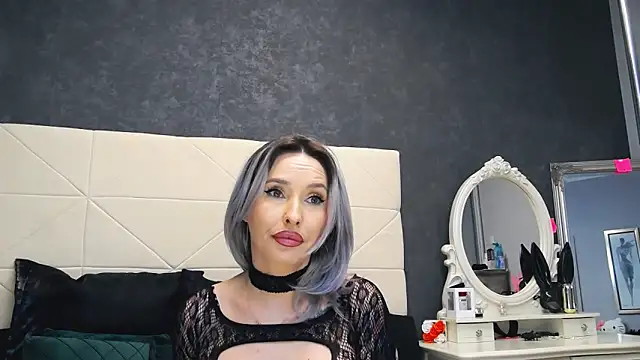 Snapshot of IssaSmith chatting on March 2025 11:40:02 AM IssaSmith online show from March 2025 11:40:02 AM