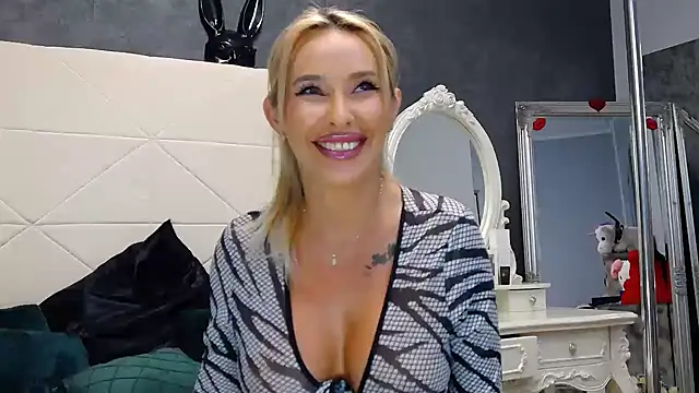 Snapshot of IssaSmith chatting on September 2025 08:05:01 AM IssaSmith online show from September 2025 08:05:01 AM