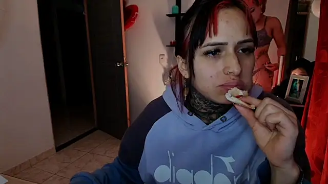 Snapshot of TinnaDawsom chatting on April 2026 11:55:02 PM TinnaDawsom online show from April 2026 11:55:02 PM