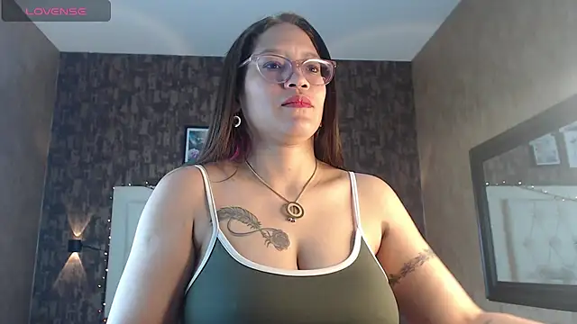 Snapshot of samantha__karolstone chatting on December 2024 08:28:02 PM samantha karolstone online show from December 2024 08:28:02 PM