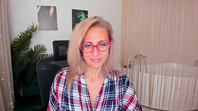 Snapshot of MuseOfStage chatting on September 2025 11:35:02 AM MuseOfStage online show from September 2025 11:35:02 AM