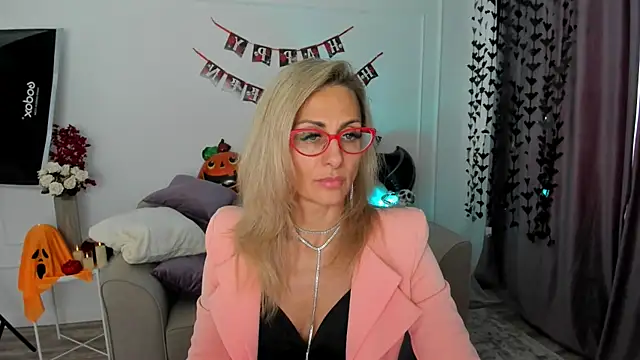 Snapshot of MuseOfStage chatting on October 2025 11:32:02 AM MuseOfStage online show from October 2025 11:32:02 AM