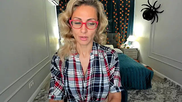 Snapshot of MuseOfStage chatting on November 2025 11:32:02 AM MuseOfStage online show from November 2025 11:32:02 AM