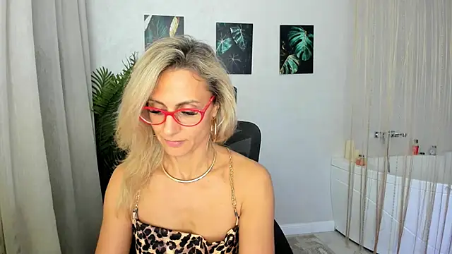 Snapshot of MuseOfStage chatting on November 2025 12:15:02 PM MuseOfStage online show from November 2025 12:15:02 PM