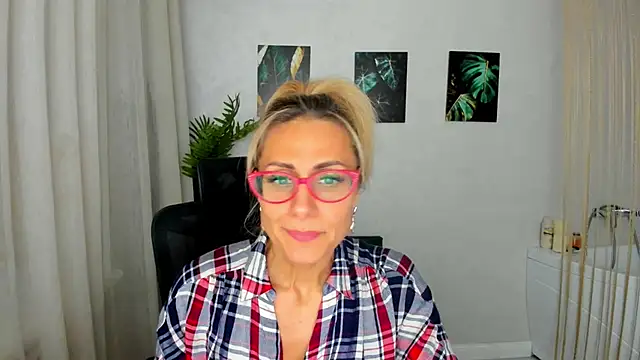 Snapshot of MuseOfStage chatting on November 2025 12:11:01 PM MuseOfStage online show from November 2025 12:11:01 PM