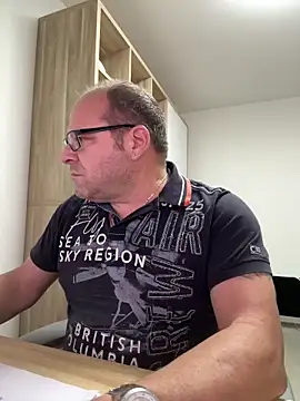 coupleLatinaLovers online show from October 2025 04:56:01 AM