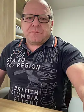 coupleLatinaLovers online show from February 2026 06:09:01 AM