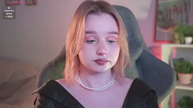 Snapshot of AdeleLoomis chatting on December 2024 12:01:02 AM AdeleLoomis online show from December 2024 12:01:02 AM