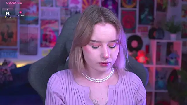 Snapshot of AdeleLoomis chatting on December 2024 08:25:01 PM AdeleLoomis online show from December 2024 08:25:01 PM