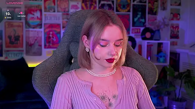 Snapshot of AdeleLoomis chatting on December 2024 05:29:02 PM AdeleLoomis online show from December 2024 05:29:02 PM