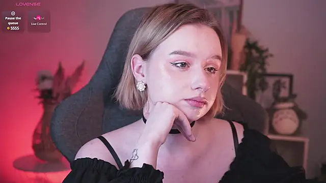 Snapshot of AdeleLoomis chatting on January 2025 12:49:01 AM AdeleLoomis online show from January 2025 12:49:01 AM