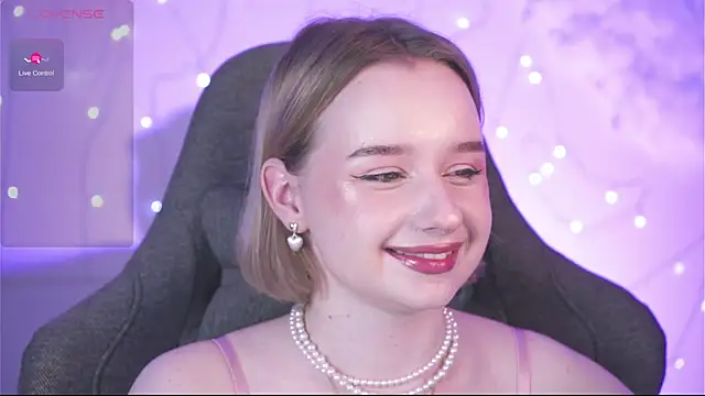 Snapshot of AdeleLoomis chatting on January 2025 11:27:02 PM AdeleLoomis online show from January 2025 11:27:02 PM