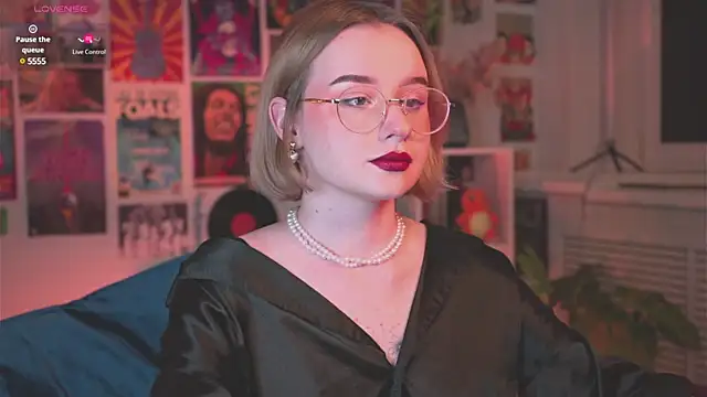 Snapshot of AdeleLoomis chatting on January 2025 10:17:02 PM AdeleLoomis online show from January 2025 10:17:02 PM