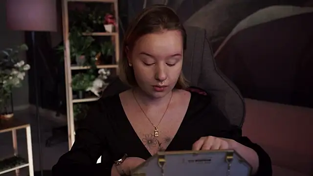 Snapshot of AdeleLoomis chatting on November 2025 02:09:01 AM AdeleLoomis online show from November 2025 02:09:01 AM