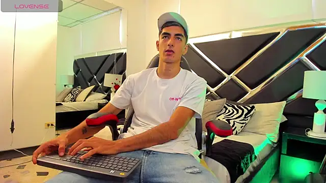 Snapshot of DimitryHank chatting on December 2024 05:35:02 PM DimitryHank online show from December 2024 05:35:02 PM