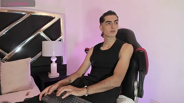 Snapshot of DimitryHank chatting on January 2025 06:33:02 PM DimitryHank online show from January 2025 06:33:02 PM