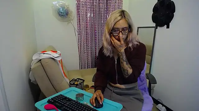 Snapshot of 911Calling chatting on March 2025 01:22:01 AM 911Calling online show from March 2025 01:22:01 AM