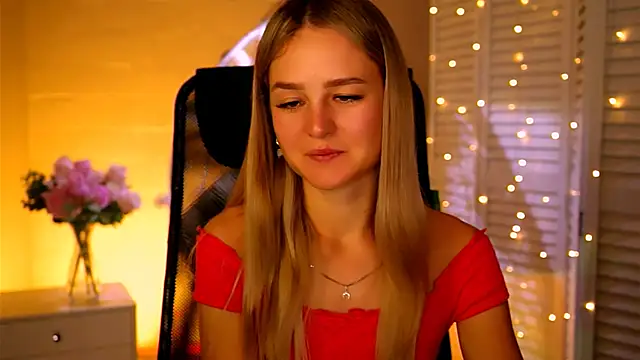 Snapshot of DeboraLarson chatting on November 2025 03:38:01 AM DeboraLarson online show from November 2025 03:38:01 AM